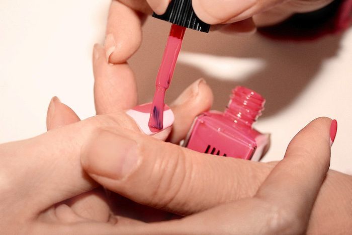 Cách vẽ mẫu móng tay Valentine hình trái tim ngọt ngào tại nhà
