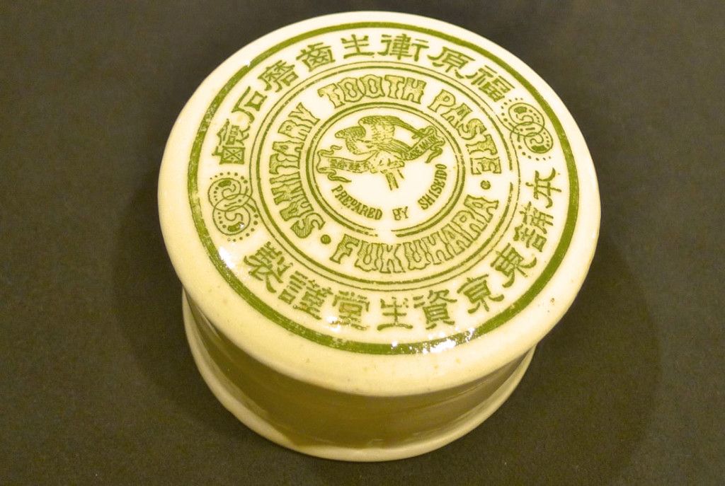 Kem đánh răng Shiseido (1888), được trưng bày tại bảo tàng Shiseido, Nhật Bản 20140314_Shiseido-history-toothpaste