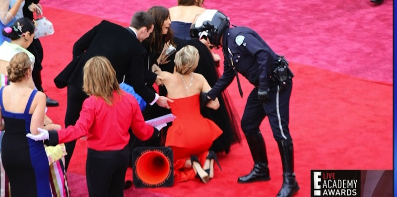 J-Law từng té tại Oscar 2014