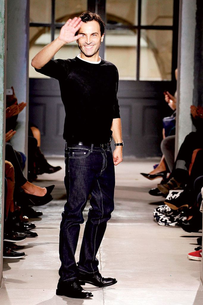 Ghesquière chào khán giả sau show diễn cuối cùng tại Balenciaga. Người yêu thời trang đang nóng lòng chờ anh xuất hiện tại Louis Vuitton thu đông 2014