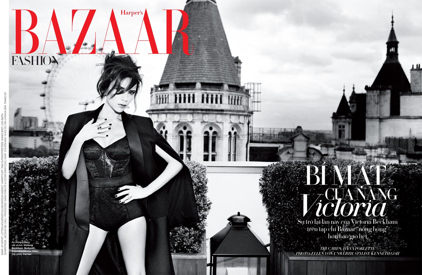 Victoria Beckham trong áo choàng bằng lụa và len do chính cô thiết kế. Bodysuit, Dolce&Gabbana. Nhẫn, Cartier. 2013-11-Victoria-Beckham_01