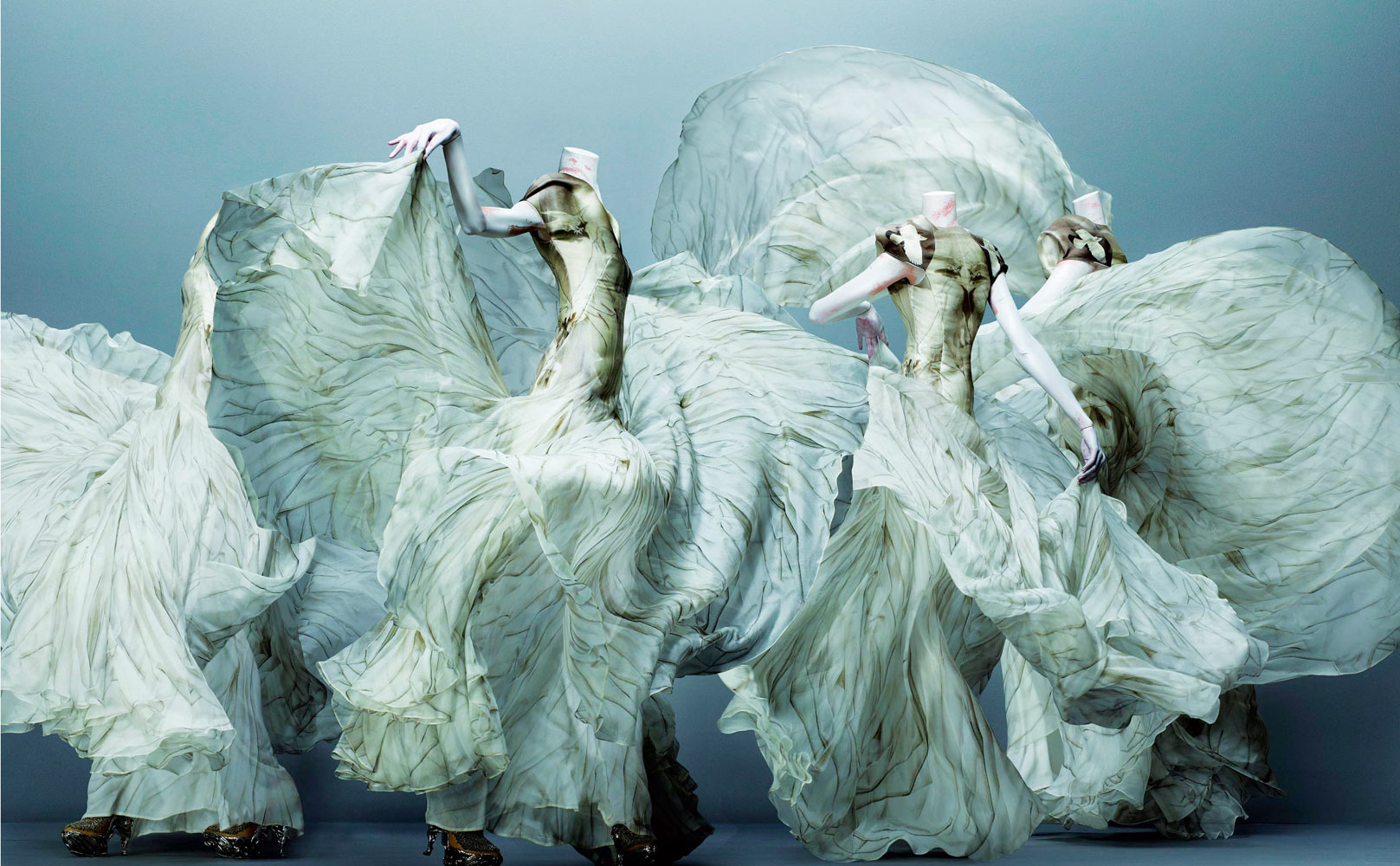 Một góc triển lãm Alexander McQueen: Savage Beauty