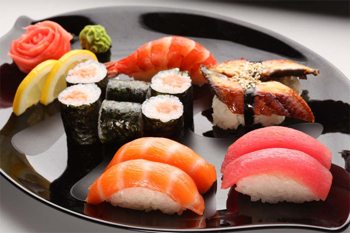 Nếu miếng sushi quá to, bạn có thể yêu cầu bếp nắm lại. Không cắn đôi miếng sushi. 20141101_an-mon-nhat-dung-cach-sashimi