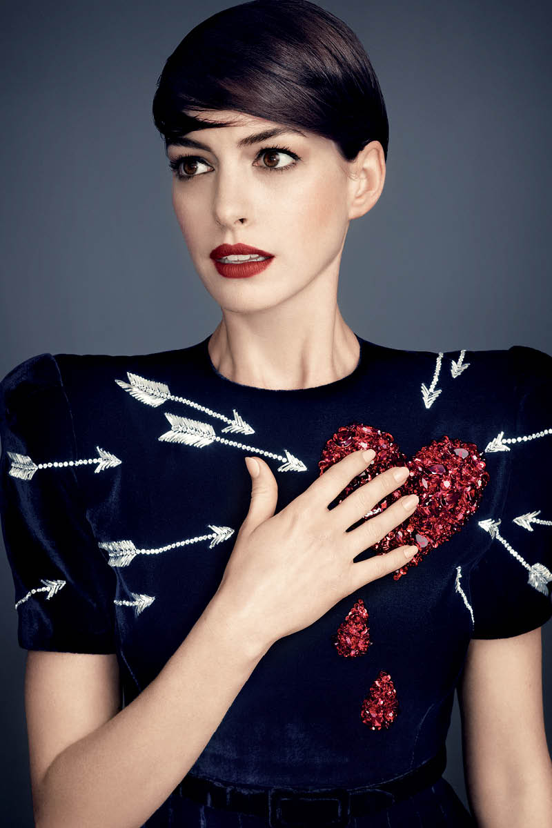 BAZAAR122014-annahathaway6