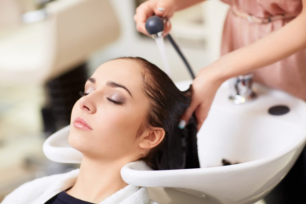 Uốn và duỗi tóc bao lâu thì gội đầu