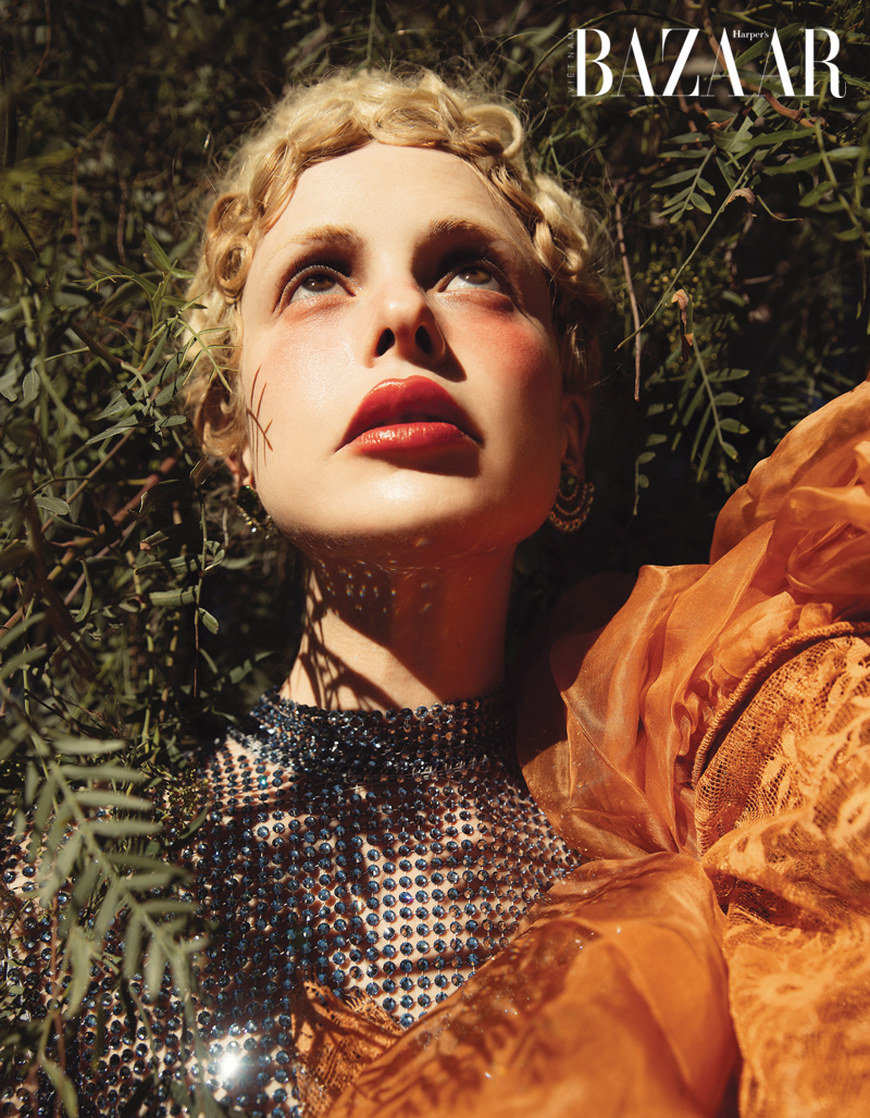 Ca sĩ Pháp Petite Meller với đôi má hồng kỳ quặc đáng yêu