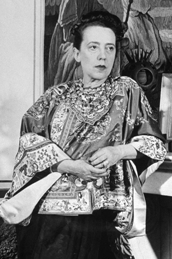 Elsa Schiaparelli, người mang sắc hồng rực và chủ nghĩa siêu thực vào thời trang