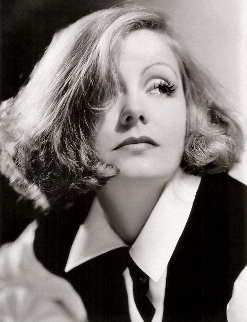 Tóc uốn lọn vẫn còn thịnh hành. Kiểu tóc mái cắt ngang trán của Claudette Colbert và kiểu tóc ngắn của Greta Garbo thời bấy giờ được nhiều phụ nữ khắp thế giới học theo