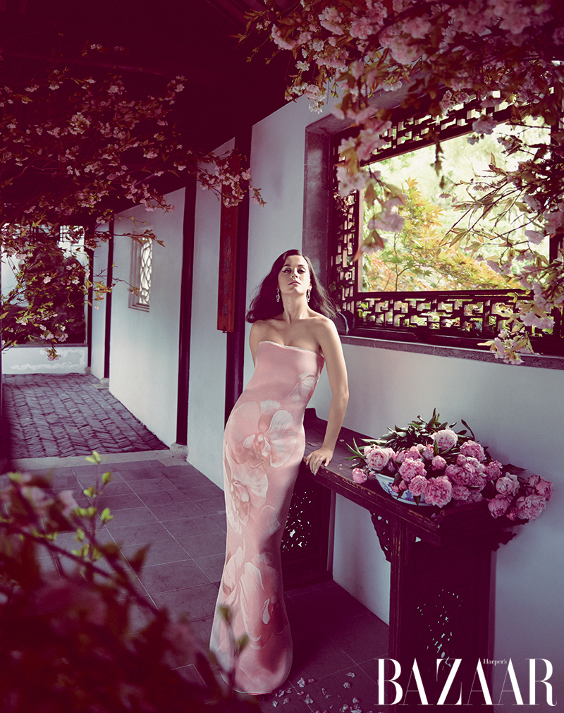Đầm, Fendi. Hoa tai, Harry Winston