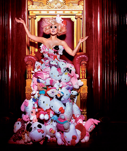 Lady Gaga mặc chiếc đầm làm từ những chú mèo Hello Kitty của Nhật Bản