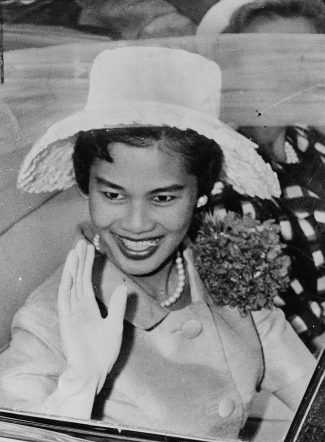 Queen_Sirikit_balmain