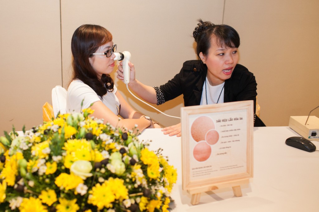 Trước khi bắt đầu chương trình, các khách mời được chuyên viên soi da để tìm ra các dấu hiệu lão hóa ẩn sâu bên trong da