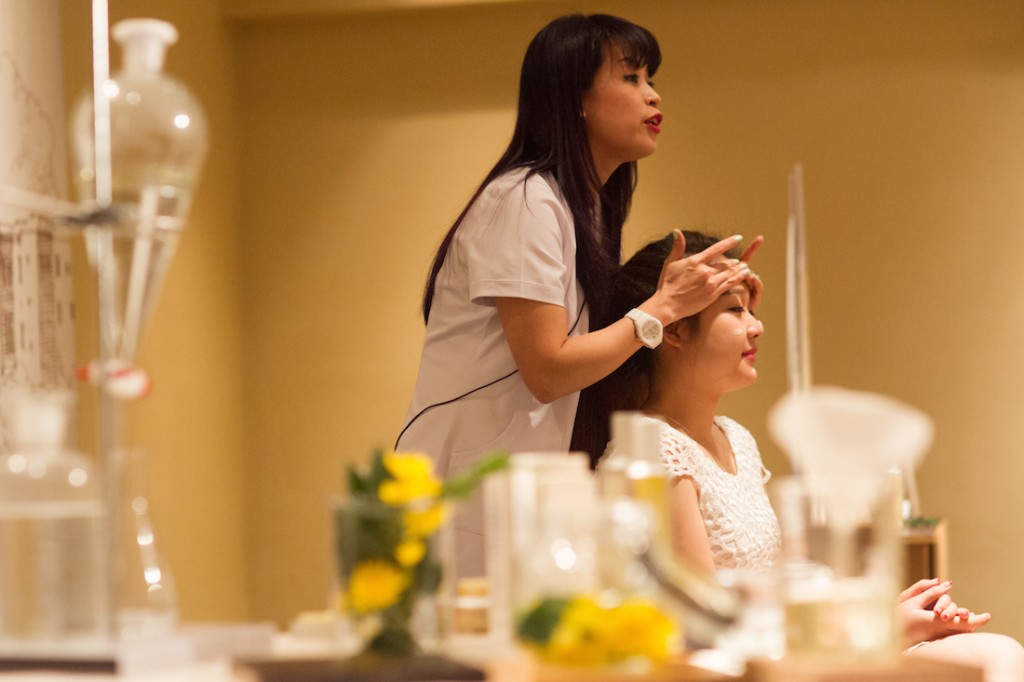 Cách thức sử dụng sản phẩm trên gương mặt được chuyên viên THEFACESHOP hướng dẫn tỉ mỉ để tăng khả năng thẩm thấu và đạt được hiệu quả sử dụng tối ưu