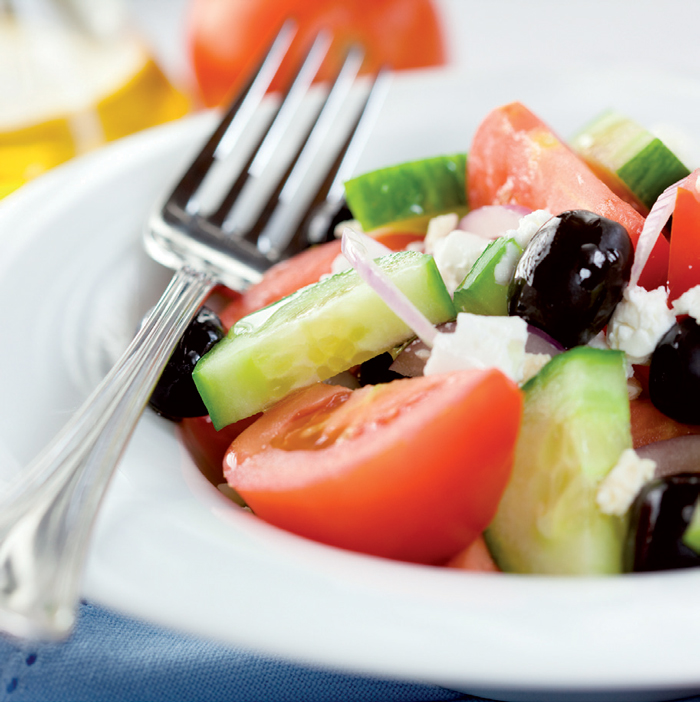 Salad Hy Lạp không chỉ giòn mát nhờ các loại củ quả mà còn có vị béo bùi của của phô-mai Feta, loại phô-mai nổi tiếng ở nước này