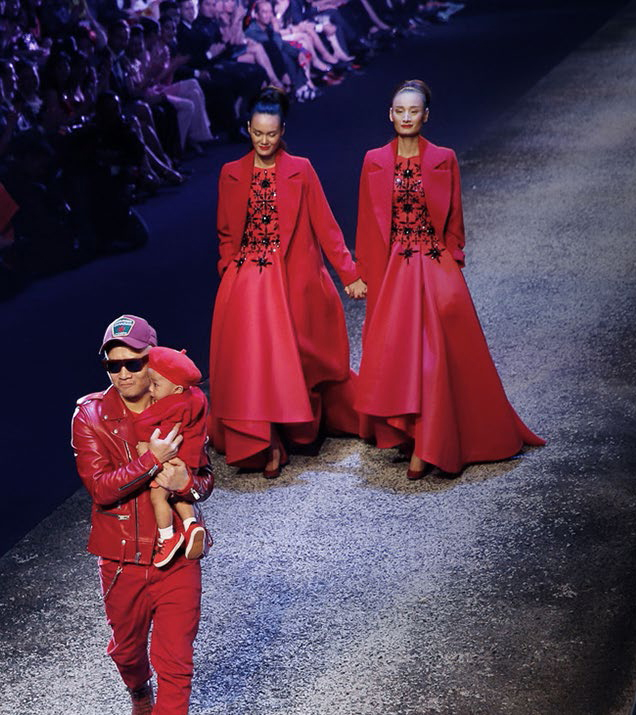 Đỗ Mạnh Cường bế cậu con trai ra chào kết show trong show diễn bộ sưu tập The Twins - Thu Đông 2014