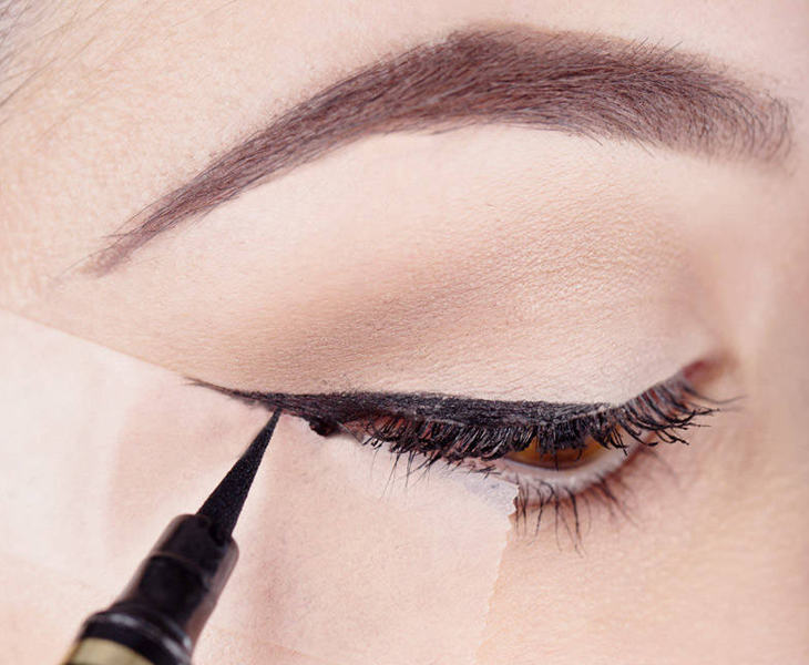 Cách vẽ eyeliner bằng bút nước kiểu tự nhiên