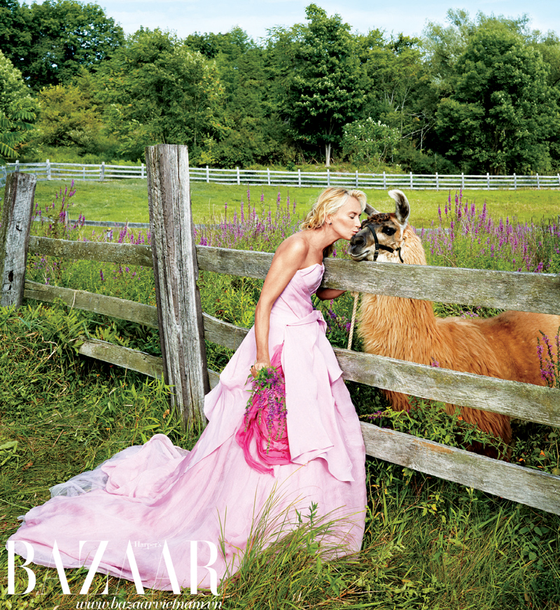 Gardner mặc đầm Vera Wang Bride, đeo hoa tai Stella &Dot