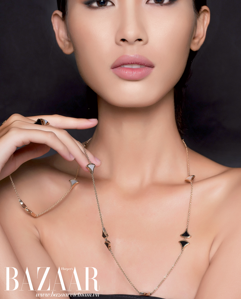 Nhẫn và dây chuyền vàng đính đá mã não đen và ngọc trai thuộc bộ sưu tập Diva 2015, Bulgari
