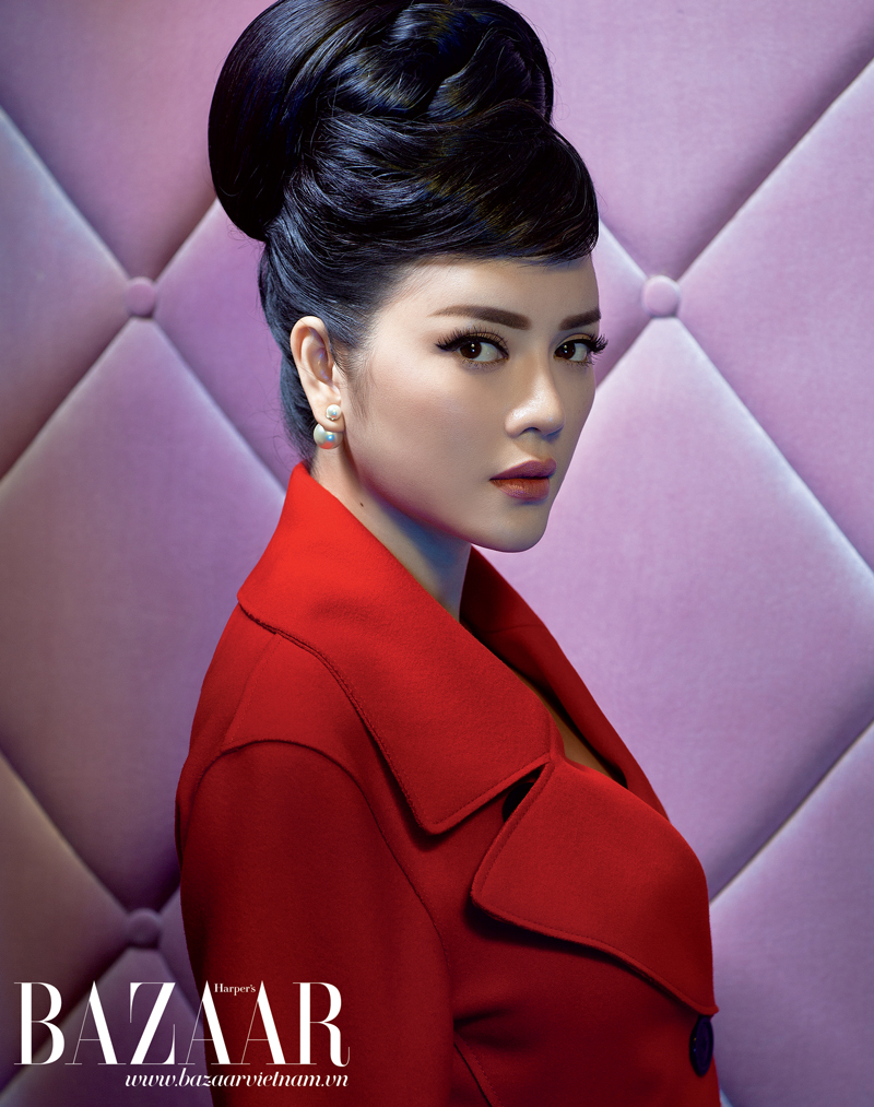 Áo khoác dáng dài và hoa tai ngọc trai, Dior.