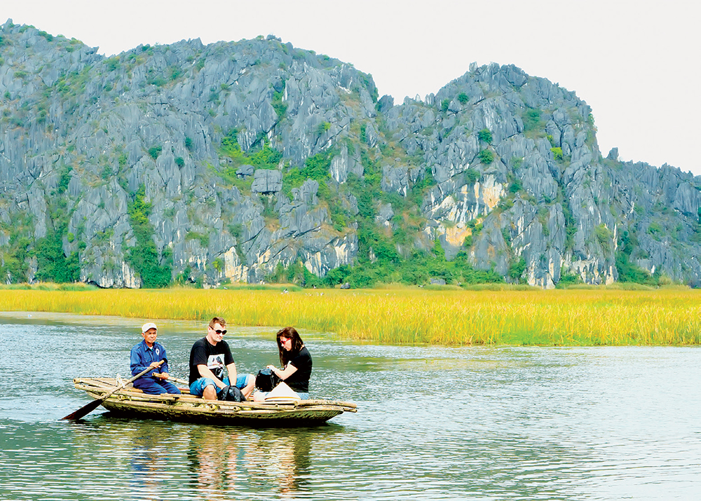 Đi thuyền trên sông Ngô Đồng để vào khu du lịch Tràng An, Tam Cốc và Bích Động