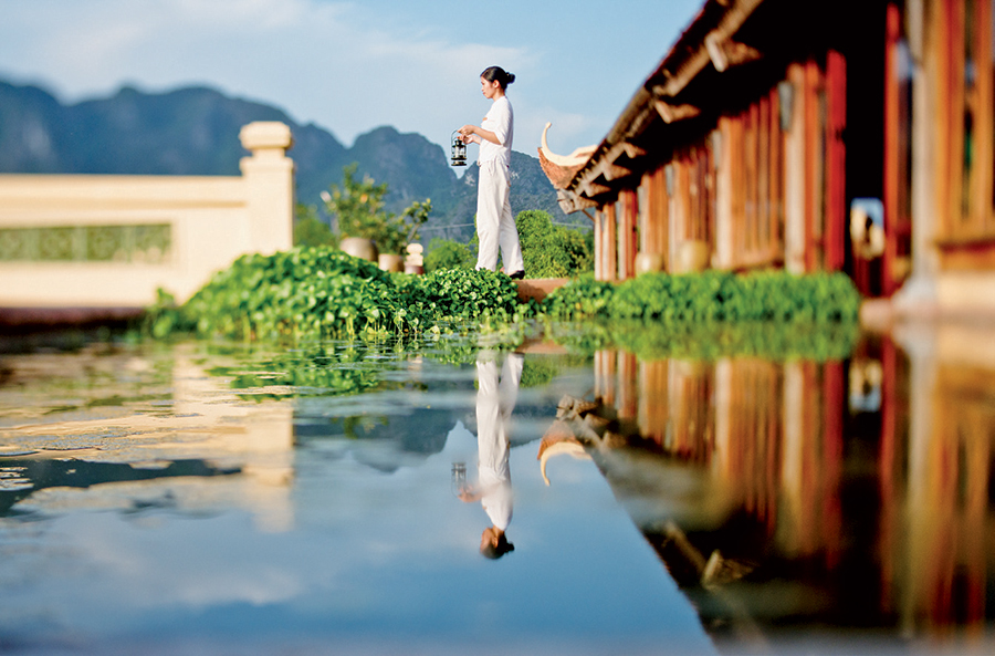 Emeralda Resort Ninh Bình có thiết kế theo kiểu kiến trúc đặc trưng của Việt Nam, làm từ các nguyên vật liệu gỗ, tre, nứa mang lại cảm giác thân thiện với môi trường tự nhiên.