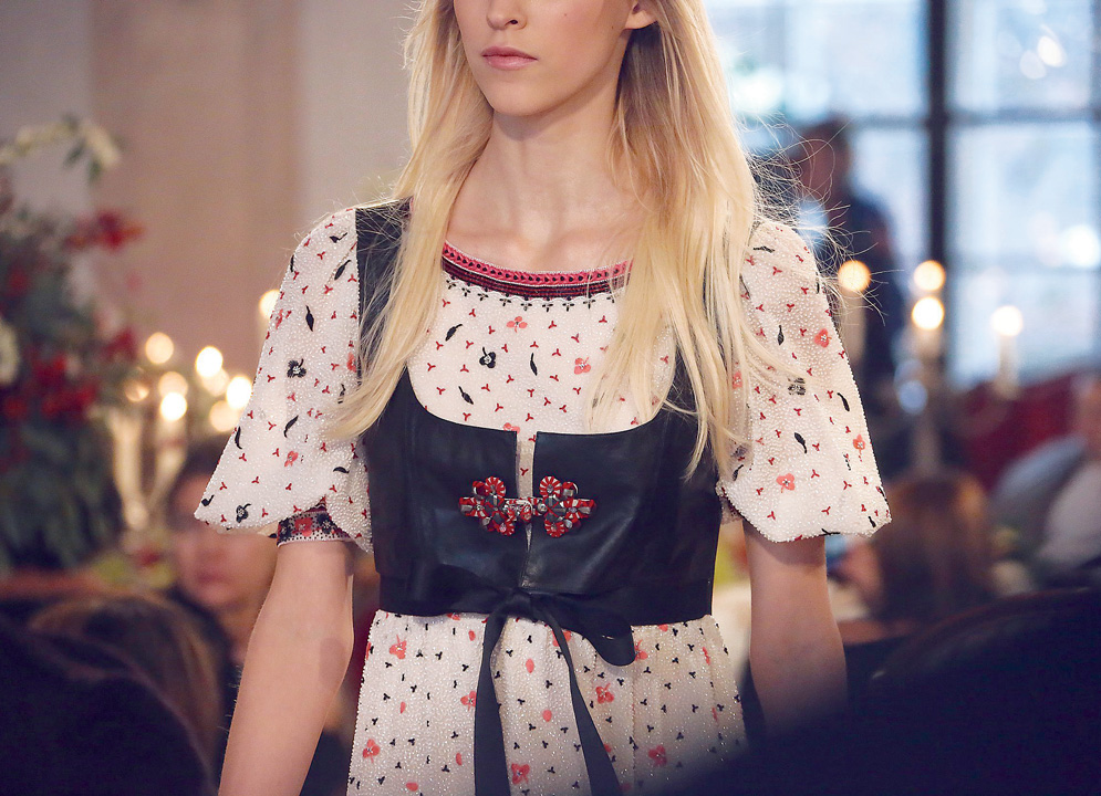 Để xuất hiện hoàn hảo trên runway mùa thu đông năm nay, chiếc đầm này đã nằm trong xưởng nhà nghề Lesage hơn một tháng để kết hạt