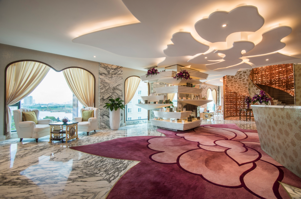 Nội thất khu spa đã toát lên vẻ huy hoàng quý phái với đá cẩm thạch trắng, tường lát gạch mosaic vàng, thảm hoa hồng và bộ sofa bọc da không thể quyến rũ hơn
