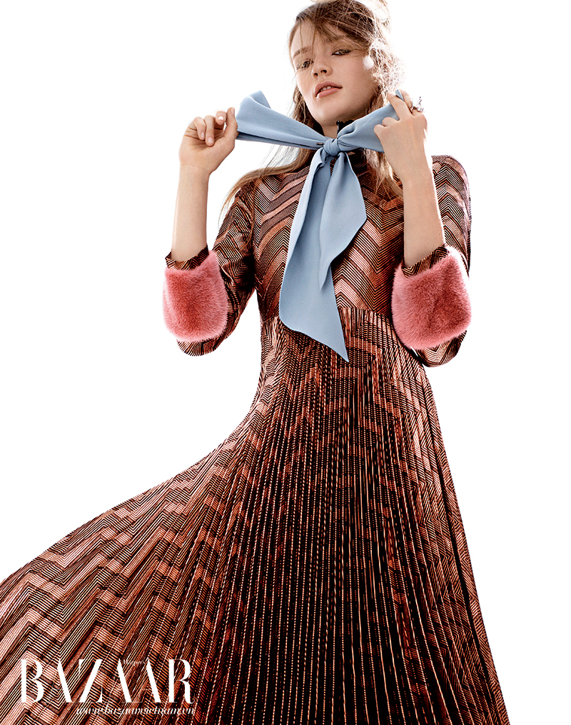 Đầm thắt nơ, Gucci. Nhẫn, Eddie Borgo.