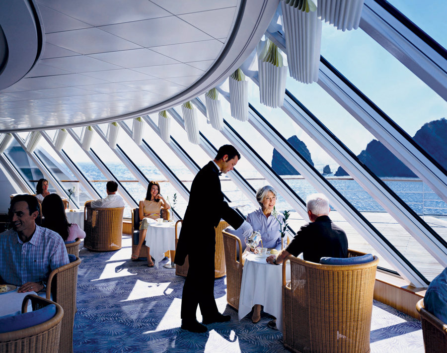 Chọn cho mình chỗ ngồi ưng ý để ngắm mây trời tại nha hàng sang trọng trên Crystal Cruises