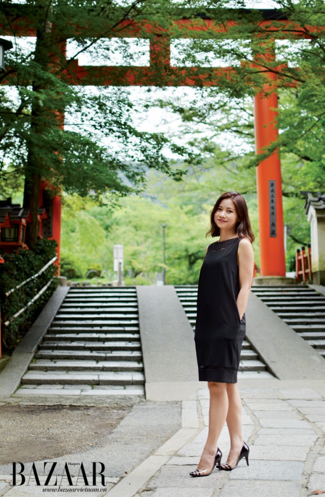Tác giả đứng trước đền Fushimi Inari
