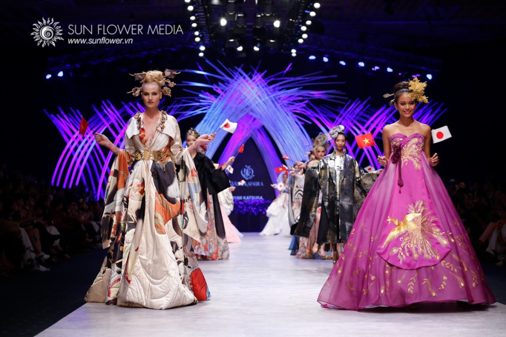 VIFW 2015 YUMI KATSURA SHOW-20