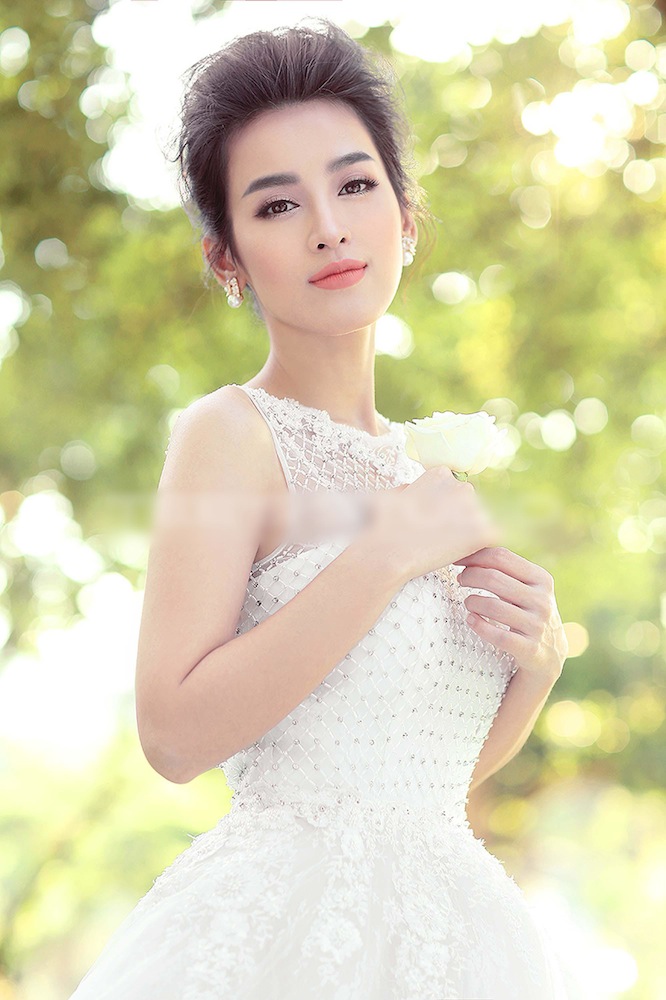 Màu son nude tự nhiên khi chụp ảnh ngoài trời