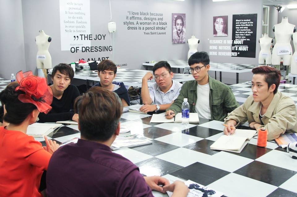 Nhà báo Thiên Hương đưa ra đề bài cho các nhà thiết kế trong tập 6