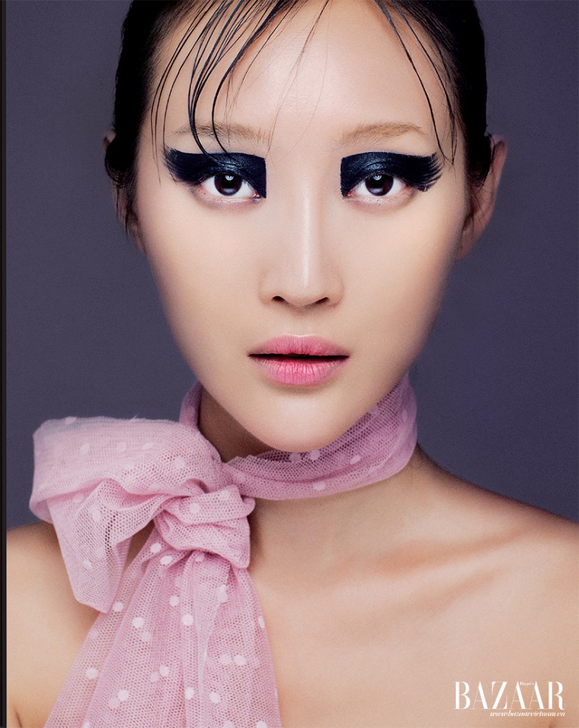 Với phong cách vẽ mắt Twiggy của thập niên 1960, phần mí trên sẽ được tô dày và đậm với màu Aqua Body painting, lớp nền mỏng mịn Nude Air Dior và màu môi hồng sen Chanel.