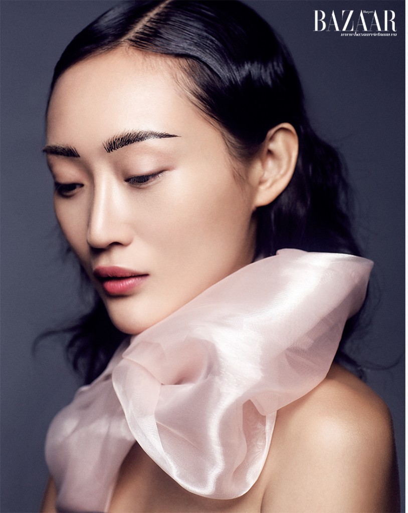 Trào lưu chân mày kẻ thưa mùa này khiến bạn không thể ngó lơ, make-up artist đã sử dụng gel eyeliner của Bobbi Brown tô điểm hàng chân mày thêm sắc sảo và cá tính