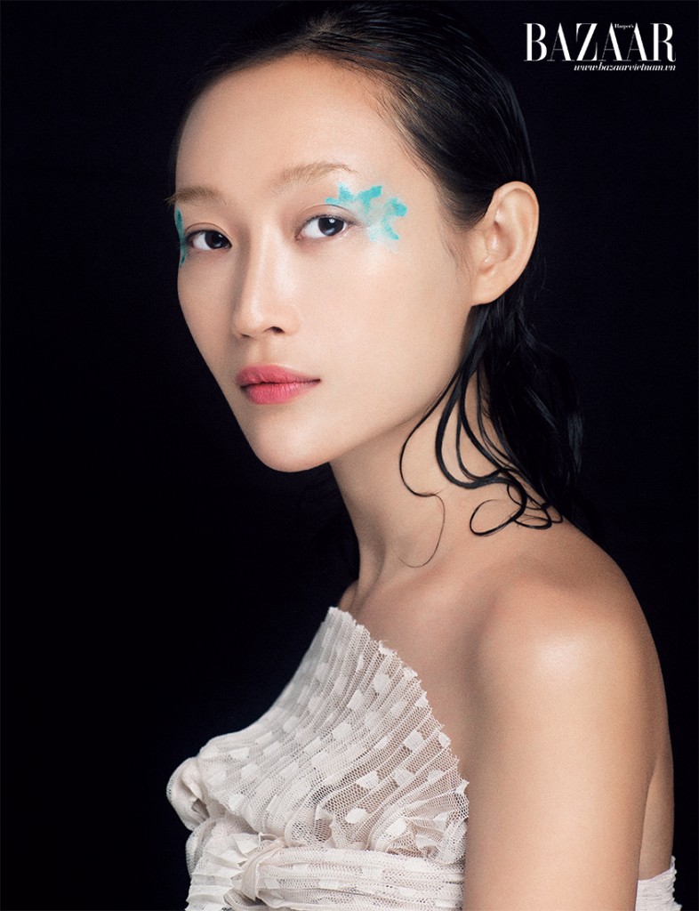 Vẽ mắt Aqua Body painting đang được quý cô tiệc tùng yêu thích bởi sự trẻ trung và lạ mắt của nó. Khi chọn phong cách body painting, một lớp nền mịn Nude Air Dior và màu môi kết hợp giữa nude và đỏ cam Dior là đủ