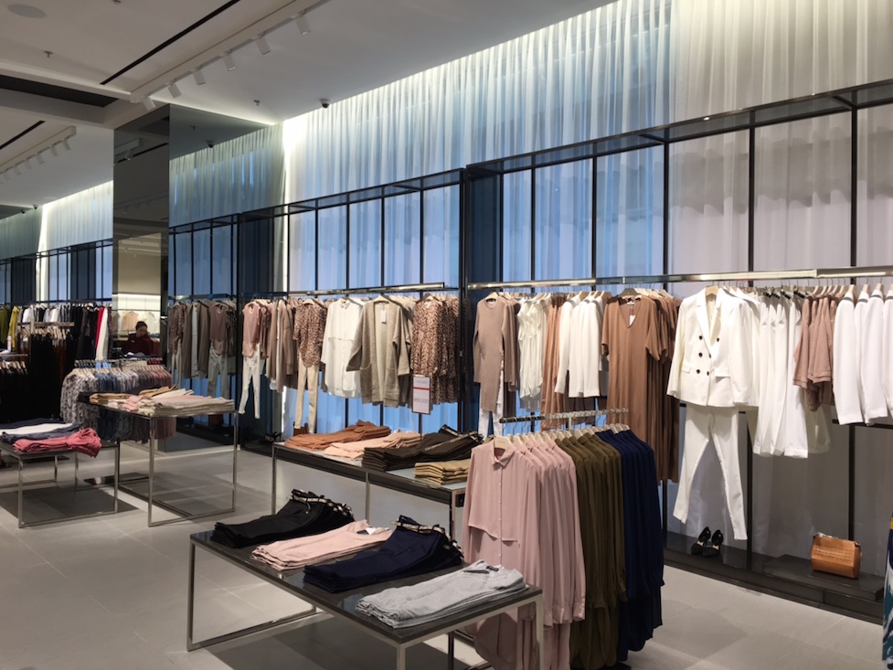 Bên trong cửa hàng Mega Store.