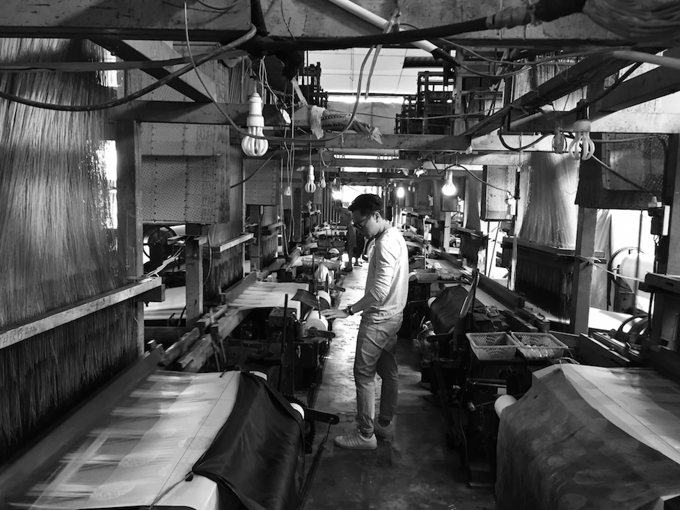 Nhà thiết kế Công Trí trong quá trình làm nên bộ sưu tập.