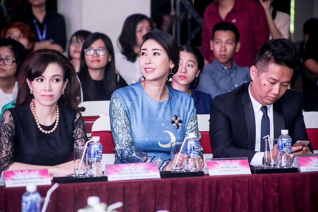 Hà Kiều Anh chăm chú theo dõi