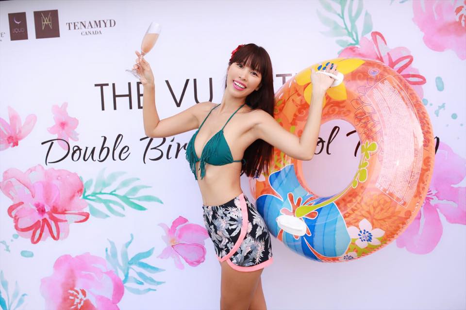 Hà Anh tươi trẻ trong bikini top màu xanh teal và quần short hoa