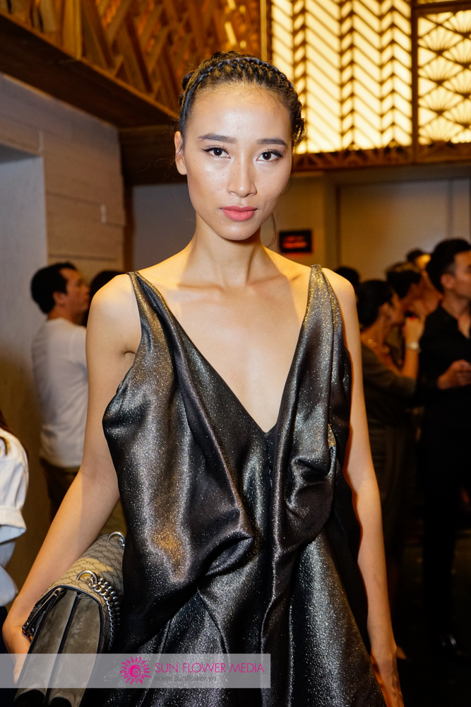 Quán quân Vietnam's Next Top Model mùa đầu tiên Trang Khiếu xuất hiện chớp nhoáng tại thảm đỏ vì phải chuẩn bị cho show diễn của mình