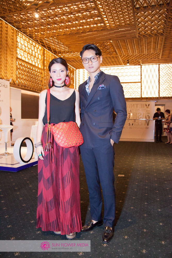 VJ Kaylee trong trang phục màu đỏ rực lửa từ thương hiệu I HATE FASHION. Đứng cạnh cô là fashionista Minh Bùi trong bộ suit Sandro Paris