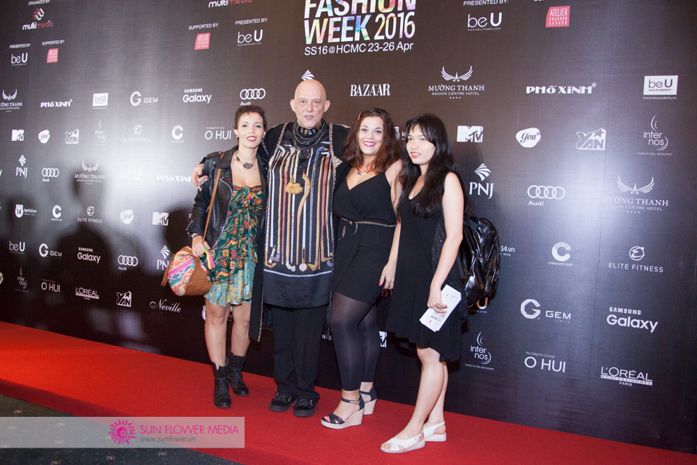 Ông Jean Paul Cauvin từ Học viện Thời trang Atelier Chardon Savard chụp ảnh cùng những người bạn. Hôm nay ông chọn cho mình set đồ đặc biệt. Giày từ NTK người Ý Giuseppe Zanotti, vòng cổ từ NTK người Pháp Julien Fournié và đặc biệt là chiếc áo được làm từ 3 mảnh lụa từ thương hiệu Hermès đích thân tặng ông