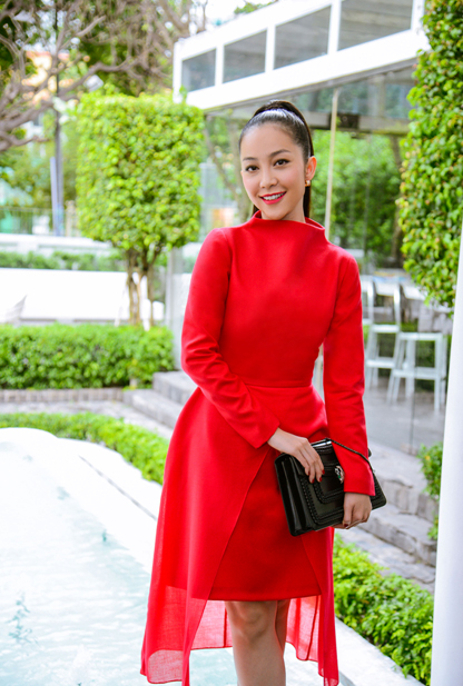 Linh Nga lại chọn mix với trang phục đỏ để làm nổi bật