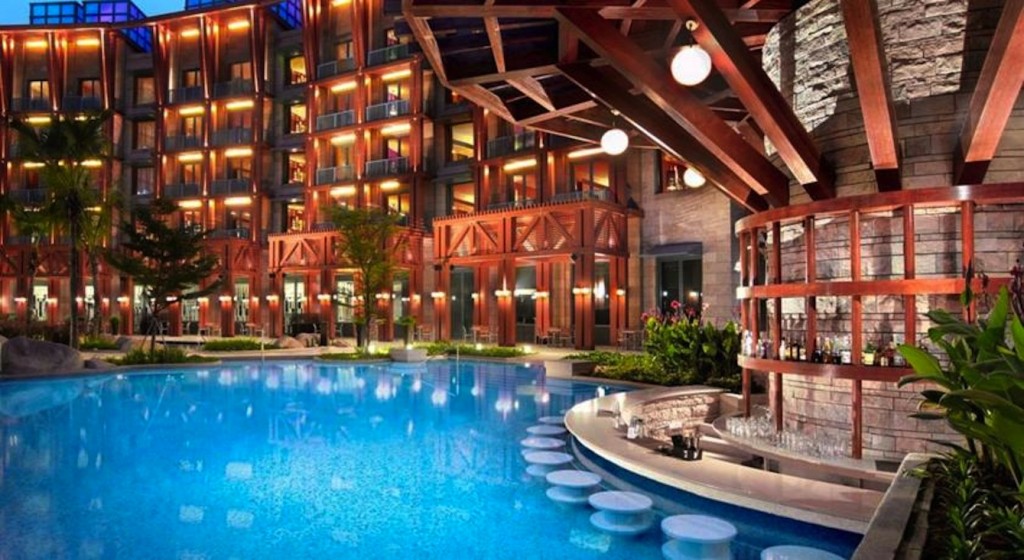 Khách sạn Hard Rock Singapore view hồ bơi lộng lẫy về đêm
