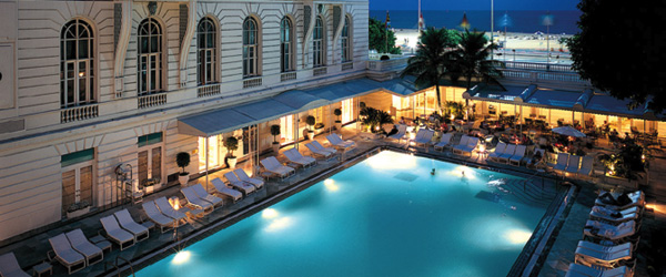 Bể bơi lớn cho bạn một buổi tối lãng mạn trong không gian sang trọng tại khách sạn Belmond Copacabana Palace. Rio de Janeiro hấp dẫn du khách ngay từ cái nhìn đầu tiên.