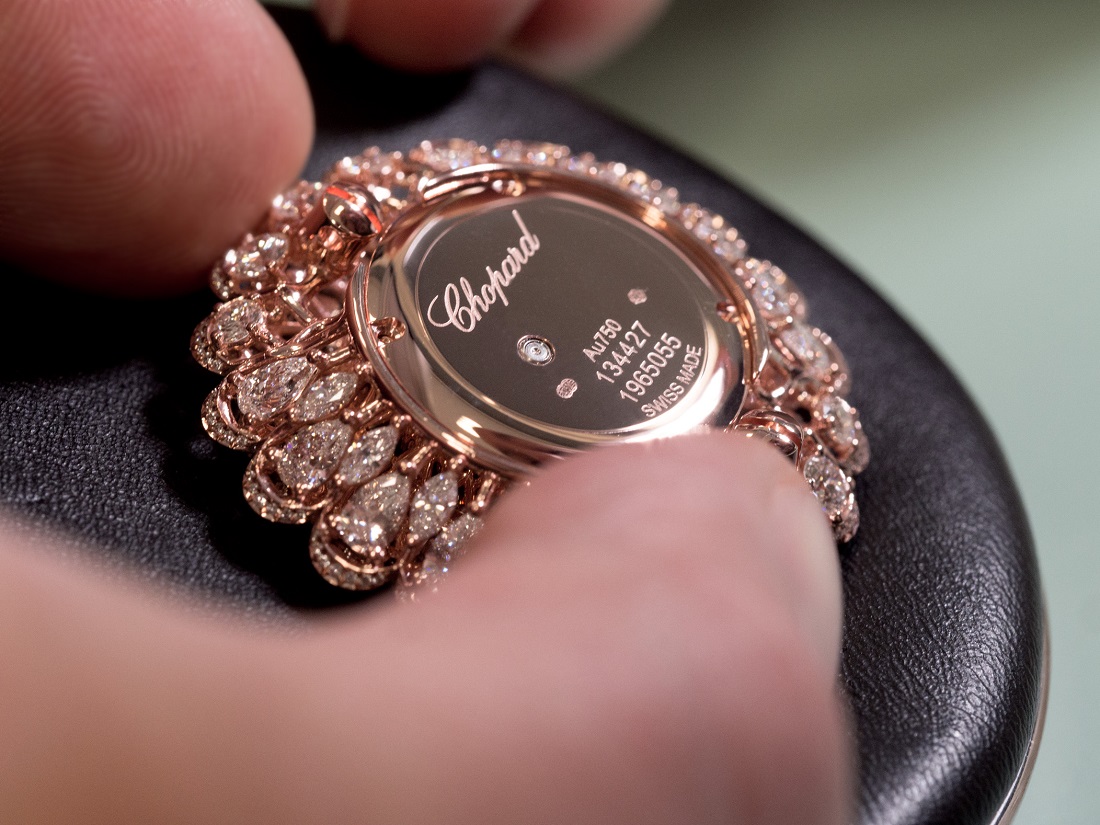 Các công đoạn tạo nên các mẫu trang sức của Precious Chopard đều tuân thủ những quy định cổ truyền chặt chẽ trong ngành