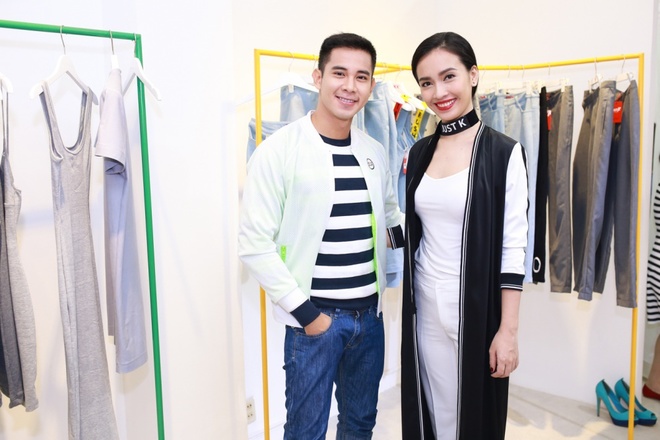 Nữ ca sĩ Ái Phương cũng nhanh tay thử một vài thiết kế mới của thương hiệu, bên cạnh cô là nam ca sĩ Hồ Vĩnh Khoa.