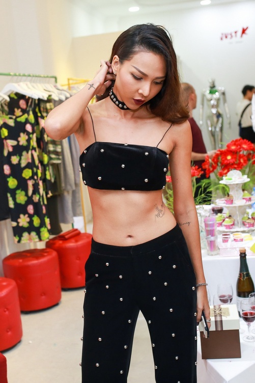Minh Triệu khoe eo theo trong một co-ord suit kết hợp croptop nhung và quần được đính nạm tỉ mỉ.