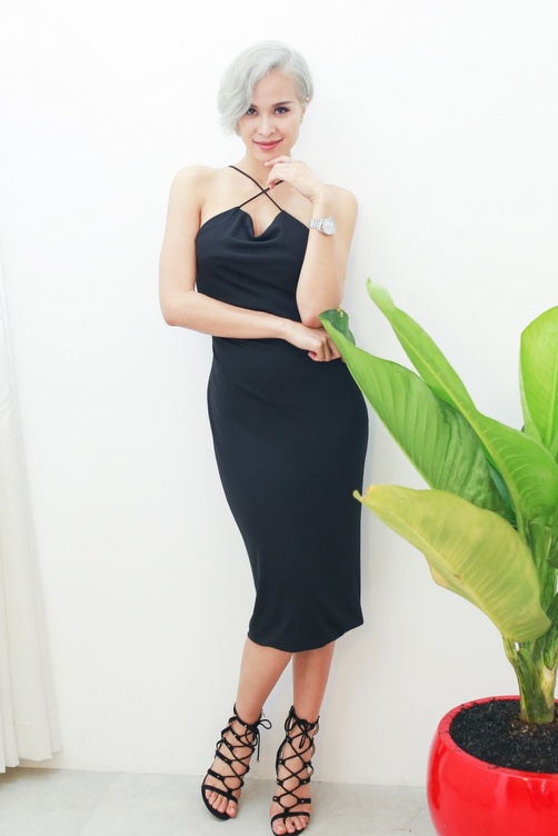 Phương Mai lạ lẫm với mái tóc bạc và đầm halter, biến tấu chi tiết cúp ngực khéo léo.